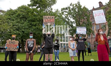 St Andrews Square, Edinburgh, Schottland, Großbritannien, 20. Juni 2020. Einige hundert kamen im Stadtzentrum für die "Gerechtigkeit für Sklaven" und Black Lives Matter Demonstration, einer der Redner war die Schriftstellerin Irvine Welsh. Stockfoto