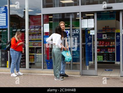 Beckenham, Großbritannien, 20. Juni 2020, die Menschen folgen den Regeln der sozialen Distanzierung, während sie Schlange stehen, um in die Geschäfte in Beckenham High Street, Kent zu gehen. Die Hauptstraße ist viel belebter, jetzt, da viele nicht wesentliche Geschäfte wieder geöffnet haben.Quelle: Keith Larby/Alamy Live News Stockfoto