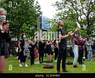 St Andrews Square, Edinburgh, Schottland, Großbritannien, 20. Juni 2020. Einige hundert kamen im Stadtzentrum für die "Gerechtigkeit für Sklaven" und Black Lives Matter Demonstration, einer der Redner war die Schriftstellerin Irvine Welsh. Stockfoto