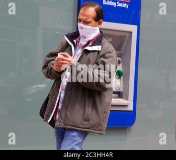 Beckenham, Großbritannien, 20. Juni 2020, die Menschen folgen den Regeln der sozialen Distanzierung, während sie Schlange stehen, um in die Geschäfte in Beckenham High Street, Kent zu gehen. Die Hauptstraße ist viel belebter, jetzt, da viele nicht wesentliche Geschäfte wieder geöffnet haben.Quelle: Keith Larby/Alamy Live News Stockfoto