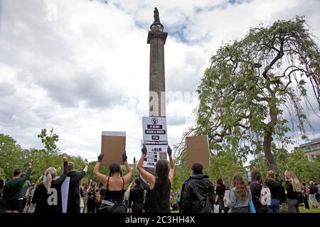 St Andrews Square, Edinburgh, Schottland, Großbritannien, 20. Juni 2020. Einige hundert kamen im Stadtzentrum für die "Gerechtigkeit für Sklaven" und Black Lives Matter Demonstration, einer der Redner war die Schriftstellerin Irvine Welsh. Stockfoto