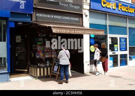 Beckenham, Großbritannien, 20. Juni 2020, die Menschen folgen den Regeln der sozialen Distanzierung, während sie Schlange stehen, um in die Geschäfte in Beckenham High Street, Kent zu gehen. Die Hauptstraße ist viel belebter, jetzt, da viele nicht wesentliche Geschäfte wieder geöffnet haben.Quelle: Keith Larby/Alamy Live News Stockfoto