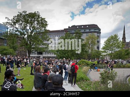 St Andrews Square, Edinburgh, Schottland, Großbritannien, 20. Juni 2020. Einige hundert kamen im Stadtzentrum für die "Gerechtigkeit für Sklaven" und Black Lives Matter Demonstration, einer der Redner war die Schriftstellerin Irvine Welsh. Stockfoto