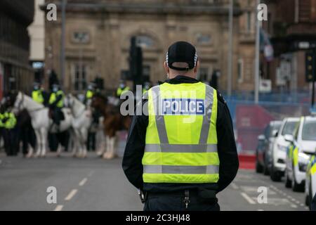 Beschreibung: Glasgow, UK. Juni 2020. Riesige Polizeipräsenz als antifaschistische Demonstranten versammeln sich auf dem George Square in Glasgow als Reaktion auf die jüngsten Versammlungen rechtsextremen Protestierenden. Kredit: Richard Gass/Alamy Live Nachrichten Stockfoto