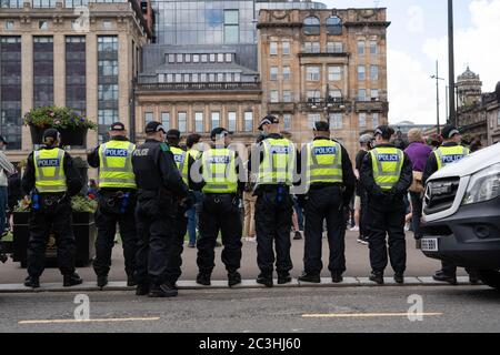 Beschreibung: Glasgow, UK. Juni 2020. Riesige Polizeipräsenz als antifaschistische Demonstranten versammeln sich auf dem George Square in Glasgow als Reaktion auf die jüngsten Versammlungen rechtsextremen Protestierenden. Kredit: Richard Gass/Alamy Live Nachrichten Stockfoto