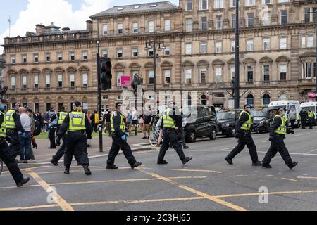 Beschreibung: Glasgow, UK. Juni 2020. Riesige Polizeipräsenz als antifaschistische Demonstranten versammeln sich auf dem George Square in Glasgow als Reaktion auf die jüngsten Versammlungen rechtsextremen Protestierenden. Kredit: Richard Gass/Alamy Live Nachrichten Stockfoto