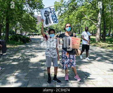 New York, NY - 19. Juni 2020: Hunderte von Menschen nehmen an der Juneteenth-Feier und Kundgebung auf dem Grand Army Plaza Teil Stockfoto