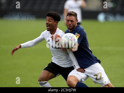 Fulhams Sylvester Jasper und Brentfords Henrik Dalsgaard während des Sky Bet Championship-Spiels im Craven Cottage, London. Stockfoto