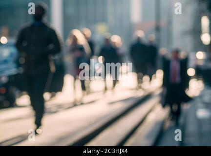 Defokussierten Bild von Menschen zu Fuß entlang einer Straße im Zentrum von London, England, Großbritannien Stockfoto