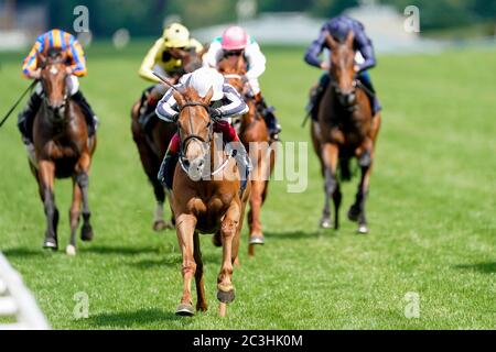 Alpine Star von Frankie Dettori geritten gewinnt die Krönung Einsätze während Tag fünf von Royal Ascot auf Ascot Racecourse. Stockfoto