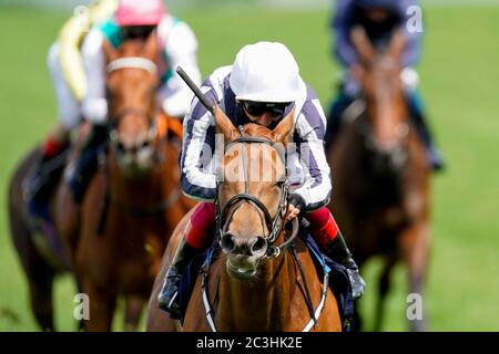 Alpine Star von Frankie Dettori geritten gewinnt die Krönung Einsätze während Tag fünf von Royal Ascot auf Ascot Racecourse. Stockfoto