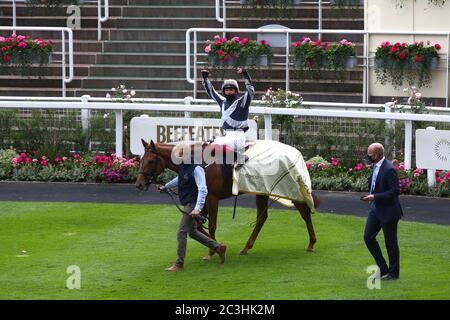 Alpine Star von Frankie Dettori nach dem Gewinn der Krönung Stakes während des fünften Tages von Royal Ascot auf Ascot Racecourse geritten. Stockfoto