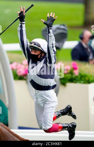 Alpine Star von Frankie Dettori nach dem Gewinn der Krönung Stakes während des fünften Tages von Royal Ascot auf Ascot Racecourse geritten. Stockfoto