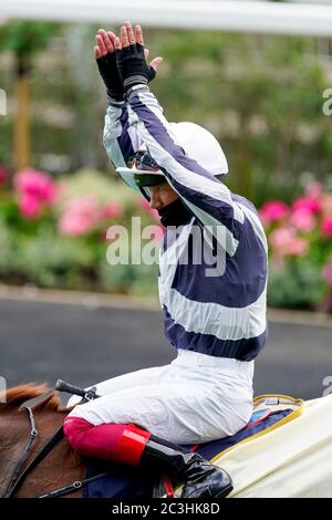 Alpine Star von Frankie Dettori nach dem Gewinn der Krönung Stakes während des fünften Tages von Royal Ascot auf Ascot Racecourse geritten. Stockfoto