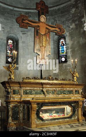 Niedrige Winkel Aufnahme des Altars mit der Kreuzigung von Jesus Christus und Engel Statuen in Italien Stockfoto