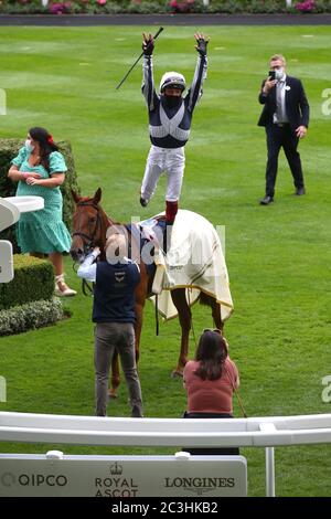 Alpine Star von Frankie Dettori nach dem Gewinn der Krönung Stakes während des fünften Tages von Royal Ascot auf Ascot Racecourse geritten. Stockfoto