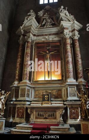 Niedrige Winkel Aufnahme des Altars mit der Kreuzigung von Jesus Christus und antike Statuen in Italien Stockfoto