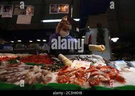 Fischhändler, die Schutzmaske in einer lokalen Maske tragen, als Quarantäne wird nach dem Ausbruch des Coronavirus (COVID-19) auf der Insel Mallorca gesetzt Stockfoto