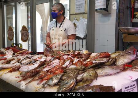 Fischhändler, die Schutzmaske in einer lokalen Maske tragen, als Quarantäne wird nach dem Ausbruch des Coronavirus (COVID-19) auf der Insel Mallorca gesetzt Stockfoto