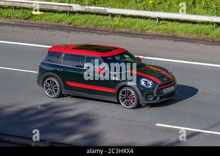 2017 schwarz rot Mini Clubman John Cooper Works; Fahrzeuge, die Fahrzeuge bewegen, Autos, die Fahrzeuge auf britischen Straßen fahren, Motoren, auf der Autobahn M6 fahren Stockfoto