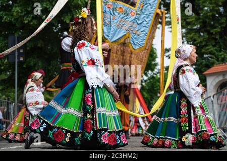 Lowicz, 11. Juni 2020: Menschen in polnischen Volkstrachten aus der Region Lowicz während der jährlichen Fronleichnamsprozession. Nahaufnahme der Traditiontio Stockfoto