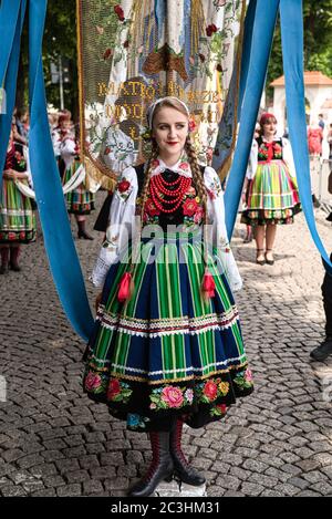 Lowicz, 11. Jun 2020: Mädchen in polnischer Volkstracht aus der Region Lowicz während der Fronleichnamsprozession. Polnische Volkskleid Stockfoto