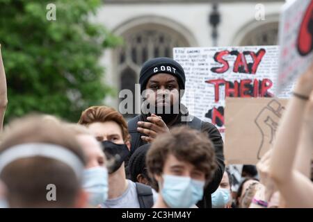 London, Großbritannien. Juni 2020. BLM-Demonstranten halten Reden auf dem Parliament Square. Proteste finden nun seit mehreren Wochen in ganz Großbritannien statt, um die Bewegung Black Lives Matter zu unterstützen. Kredit: Liam Asman/Alamy Live Nachrichten Stockfoto
