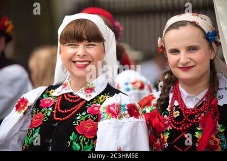 Lowicz, 11. Jun 2020: Porträts von Frauen in polnischen Volkstrachten aus der Region Lowicz. Polnisches Volkskleid mit floraler Stickerei Stockfoto