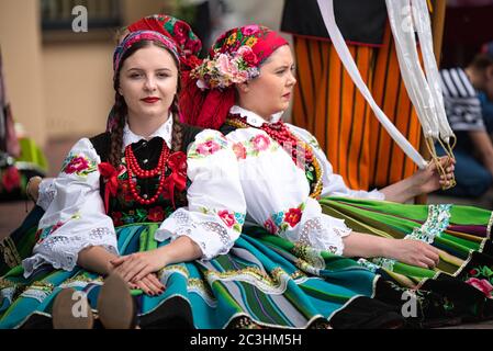 Lowicz, 11. Juni 2020: Mädchen in polnischen Volkstrachten aus der Region Lowicz während der jährlichen Fronleichnamsprozession. Polnische Kultur Stockfoto