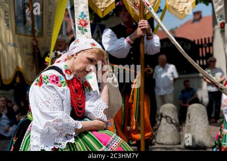 Lowicz, 11. Jun 2020: Frau, die während der Fronleichnamsprozession betet, bekleidet in polnischer Volkstracht aus der Region Lowicz. Polnische Volkskleid Stockfoto