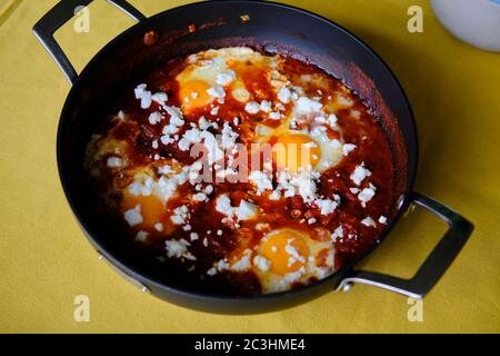 Shakshuka in der Pfanne. Pochierte Eier in pikanter Tomatensoße Pfeffer Sauce. Stockfoto