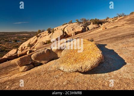 Abgestoßene Granit Schichten am Main Dome of Enchanted Rock im Hügelland in der Nähe von Fredericksburg, Texas, USA Stockfoto