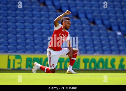 Pierre-Emerick Aubameyang von Arsenal geht beim Premier League-Spiel im Amex Stadium in Brighton ein Knie. Stockfoto