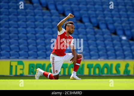 Pierre-Emerick Aubameyang von Arsenal geht beim Premier League-Spiel im Amex Stadium in Brighton ein Knie. Stockfoto