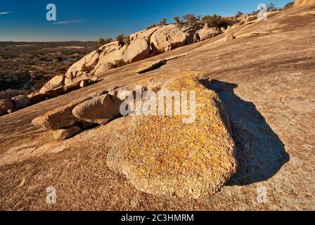 Abgestoßene Granit Schichten am Main Dome of Enchanted Rock im Hügelland in der Nähe von Fredericksburg, Texas, USA Stockfoto