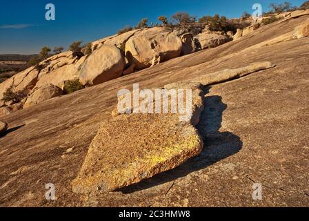 Abgestoßene Granit Schichten am Main Dome of Enchanted Rock im Hügelland in der Nähe von Fredericksburg, Texas, USA Stockfoto