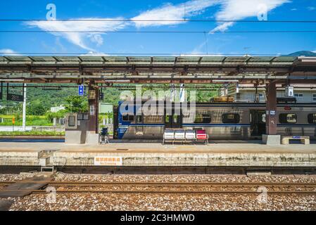 Yuli, Taiwan - 30. Mai 2020: Zug am Bahnsteig des Yuli-Bahnhofs, einem Bahnhof auf der Taitung-Linie und wird von Taiwan Ra betrieben Stockfoto