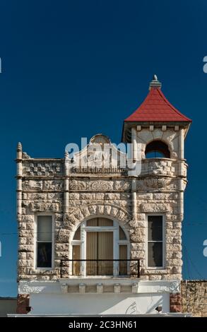 Historisches Gebäude der ehemaligen Bank von Fredericksburg, 1889, im richardsonischen romanischen Stil, an der Hauptstraße in Fredericksburg, Texas, USA Stockfoto