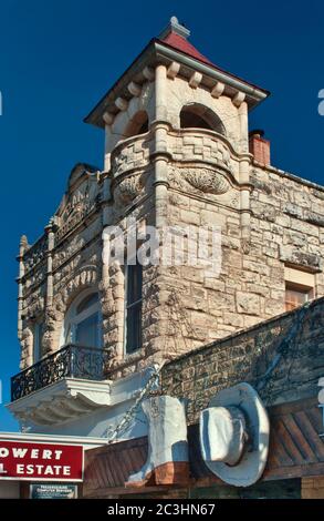 Hutgeschäft neben dem ehemaligen Bank of Fredericksburg Gebäude, 1889, Richardsonian romanischen Stil, an der Main Street in Fredericksburg, Texas, USA Stockfoto