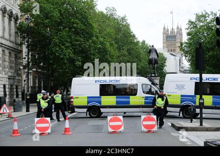 Whitehall, Westminster, London, Großbritannien. Juni 2020. Proteste gegen Black Lives Matter: Demonstranten auf dem Parliament Square. Kredit: Matthew Chattle/Alamy Live Nachrichten Stockfoto