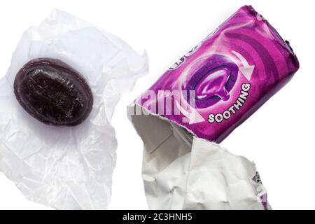 Beruhigende Hallen Süssigkeiten Süßigkeiten schwarze Johannisbeere Geschmack mit süßen aus der Packung entfernt und unverwickelt auf weißem Hintergrund gesetzt Stockfoto