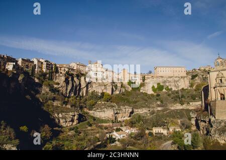 Mittelalterliche Gebäude auf den Klippen in Cuenca, Spanien Stockfoto