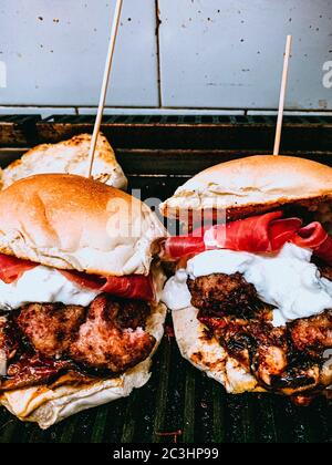 Nahaufnahme der vertikalen Aufnahme von leckeren aussehenden großen Burgern Stockfoto