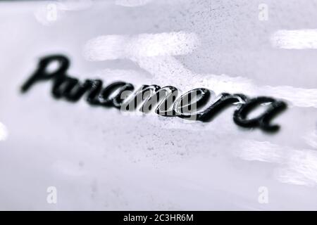 Moskau. November 2018. Porsche Panamera Emblem Logo in schwarz auf weißem Auto Stockfoto