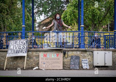 Sherborne, Dorset, Großbritannien. Juni 2020. Black Live Matters (BLM) Demonstranten versammeln sich in Pageant Gardens für Reden, die Rassendiskriminierung erzählen und Sir Walter Raleighs Gedenkstatue in der Nähe der Sherborne Abbey in Frage stellen. Raleigh war der Fokus der Social-Media-Spekulation, da es angeblich die ehemalige Dorset Bewohner hatte Assoziationen mit Sklaverei. Raleigh ist eine von vier Figuren, die Teil des Digby Memorial vor der Sherborne Abbey sind. Kredit: Guy Corbishley/Alamy Live Nachrichten Stockfoto