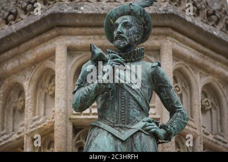 Sherborne, Dorset, Großbritannien. Juni 2020. Black Live Matters (BLM) Demonstranten versammeln sich in Pageant Gardens für Reden, die Rassendiskriminierung erzählen und Sir Walter Raleighs Gedenkstatue in der Nähe der Sherborne Abbey in Frage stellen. Raleigh war der Fokus der Social-Media-Spekulation, da es angeblich die ehemalige Dorset Bewohner hatte Assoziationen mit Sklaverei. Raleigh ist eine von vier Figuren, die Teil des Digby Memorial vor der Sherborne Abbey sind. Kredit: Guy Corbishley/Alamy Live Nachrichten Stockfoto