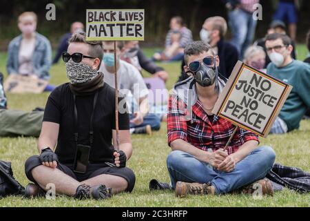 Sherborne, Dorset, Großbritannien. Juni 2020. Black Live Matters (BLM) Demonstranten versammeln sich in Pageant Gardens für Reden, die Rassendiskriminierung erzählen und Sir Walter Raleighs Gedenkstatue in der Nähe der Sherborne Abbey in Frage stellen. Raleigh war der Fokus der Social-Media-Spekulation, da es angeblich die ehemalige Dorset Bewohner hatte Assoziationen mit Sklaverei. Raleigh ist eine von vier Figuren, die Teil des Digby Memorial vor der Sherborne Abbey sind. Kredit: Guy Corbishley/Alamy Live Nachrichten Stockfoto