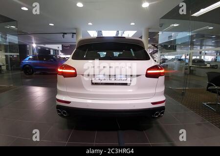 Moskau, Russland - 22. April 2019: Weißer Porsche Cayenne Diesel steht im Showroom des Autohauses. Rückansicht, Schlussleuchten funktionieren Stockfoto