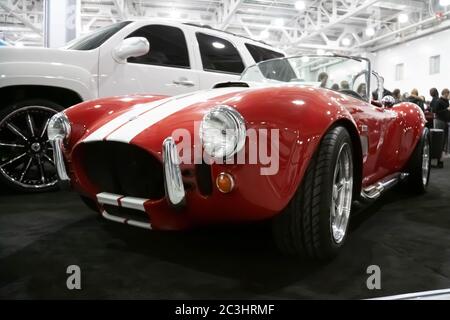 Moskau, Russland - 25. Mai 2019: Rot mit weißen Streifen Retro-Auto. Shelby Cobra 427 steht im Showroom. Stockfoto