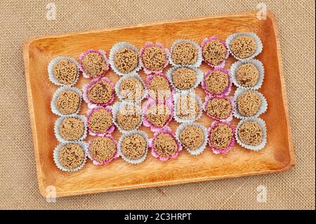 Traditionelle brasilianische hausgemachte Süßigkeiten namens "Brigadeiro de Amendoim" in brasilianisch Portugiesisch. Hergestellt aus zerkleinerten Erdnüssen, Margarine und Kondensmilch. Stockfoto